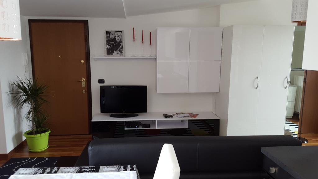 New Luxury Attic Santa Giulia Expo Apartman Milánó Szoba fotó