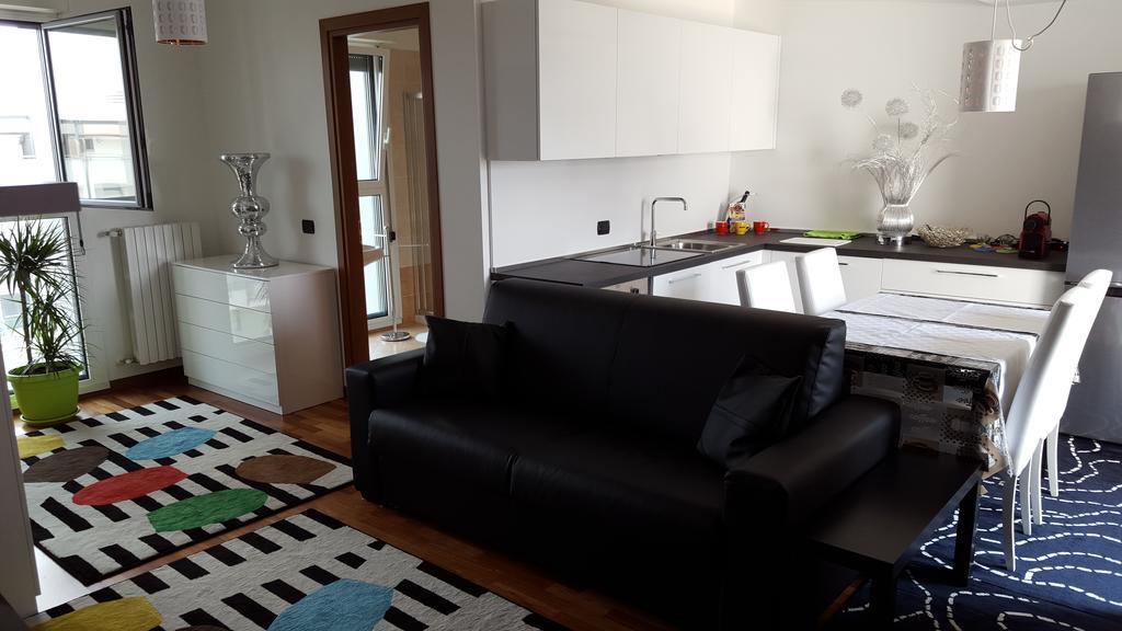 New Luxury Attic Santa Giulia Expo Apartman Milánó Szoba fotó